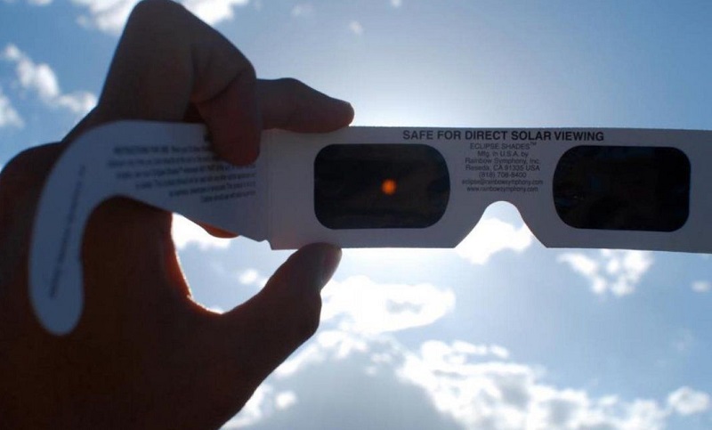 Recomiendan usar por 45 segundos los anteojos para ver el eclipse y reposar cinco minutos