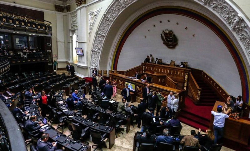 La oposición venezolana niega el resultado electoral y prorroga el mandato del parlamento
