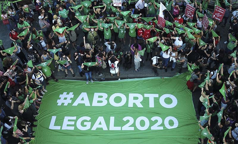 Una multitud «verde» festeja en la calle la media sanción de ley de aborto en Diputados