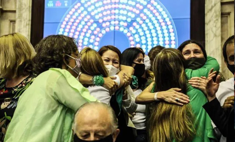 New York Times afirma que Gobierno argentino hizo de derechos de las mujeres «una política central»
