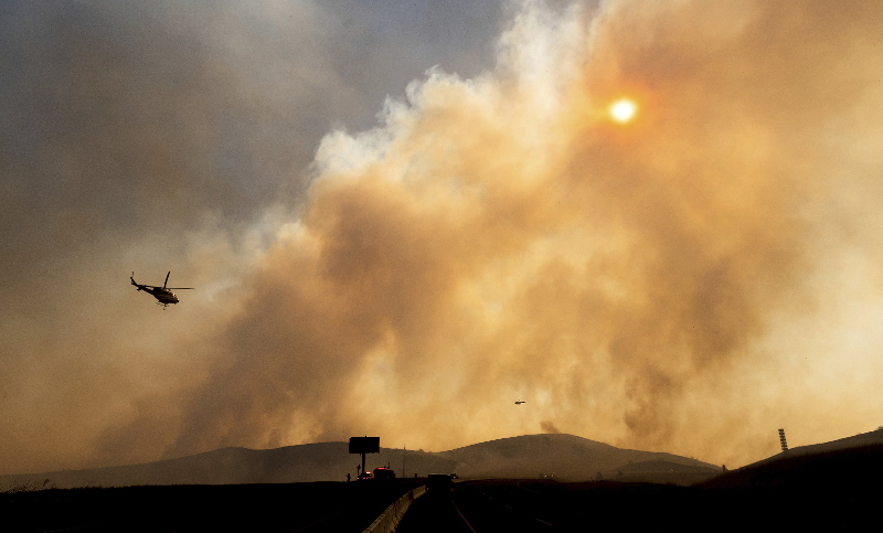 El sur de California es azotado por un voraz incendio forestal