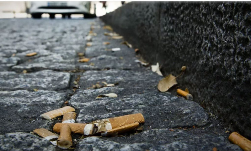 CABA: multarán con 15 mil pesos a quienes arrojen colillas de cigarrillos en la vía pública