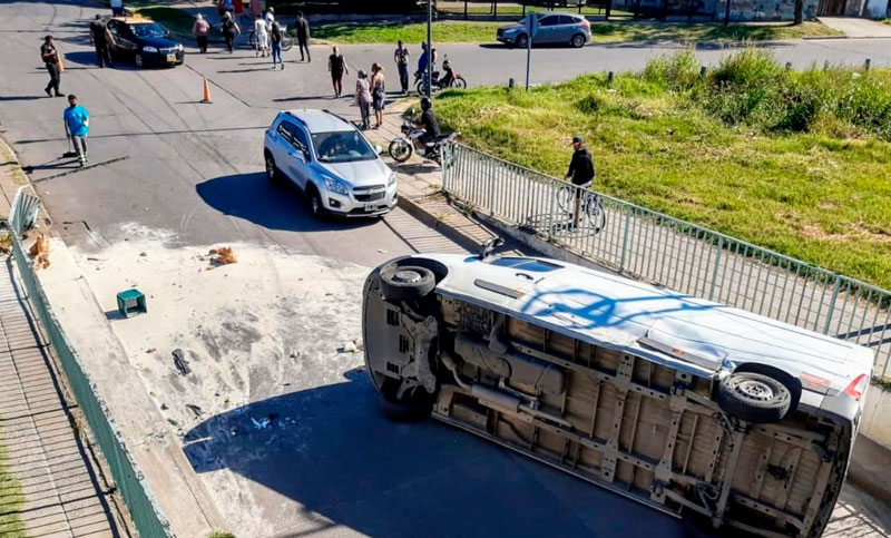 Violento choque en España y Circunvalación provocó el vuelco de un vehículo