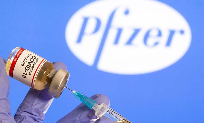 Dos trabajadores de la salud debieron ser atendidos de emergencia tras recibir la vacuna de Pfizer