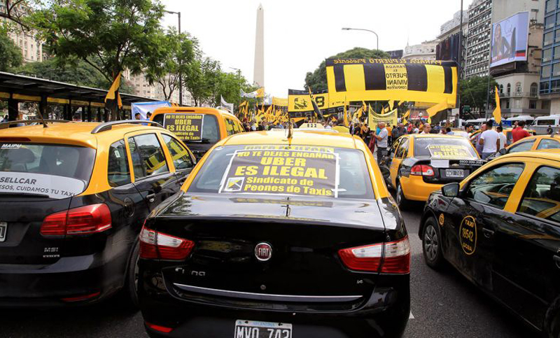 Taxistas protestaron en el Obelisco contra «aplicaciones de transporte ilegal»