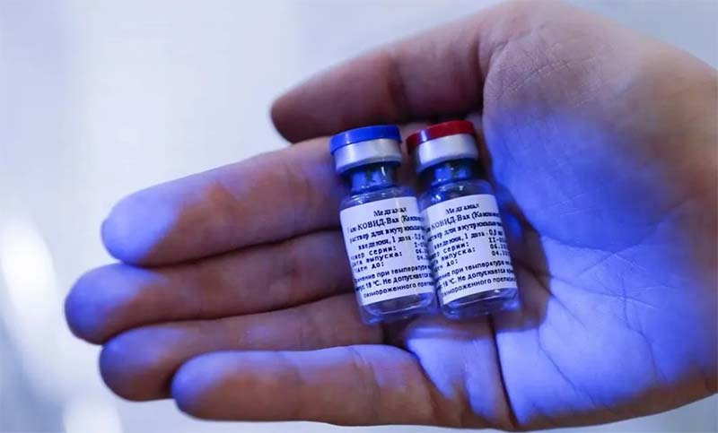 El Gobierno prevé que la vacuna rusa llegará al país la semana próxima