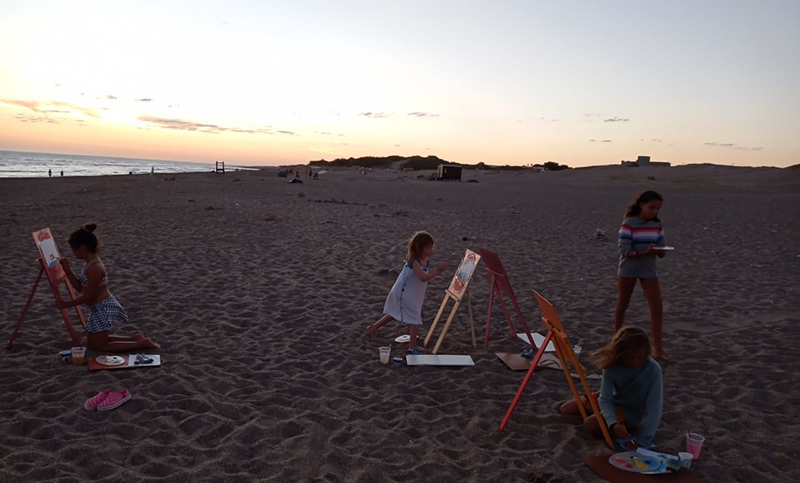 Pintar frente al mar: un taller para estimular la expresión artística