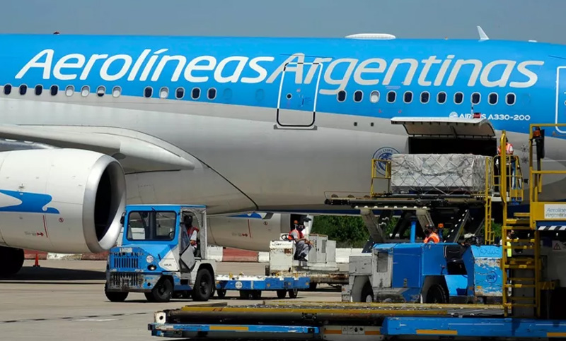 El avión de Aerolíneas Argentinas aterrizó en el país con 220 mil nuevas dosis