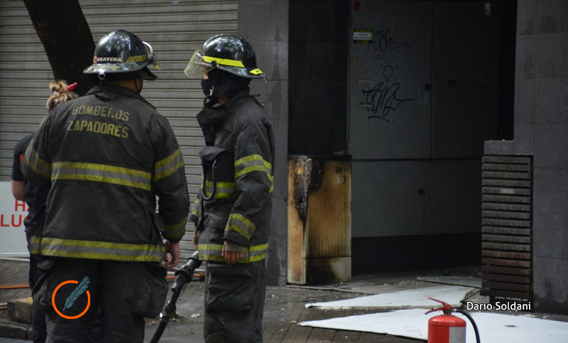 Se incendió la casilla de cables de un edificio pero los bomberos controlaron el fuego