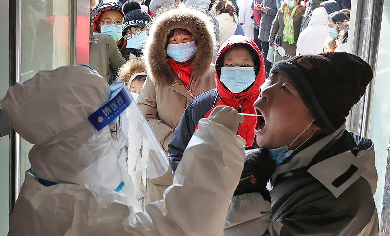 China registra su mayor cifra de casos de coronavirus en diez meses