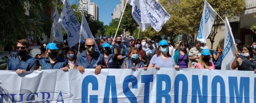 Gastronómicos marcharon por las calles de Mar del Plata en reclamo de acuerdo salarial