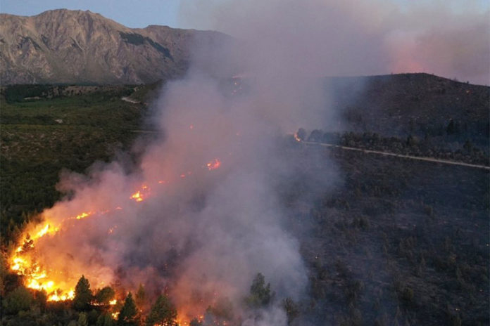 Impresionante incendio forestal en El Bolsón: más de 7.000 hectáreas arrasadas