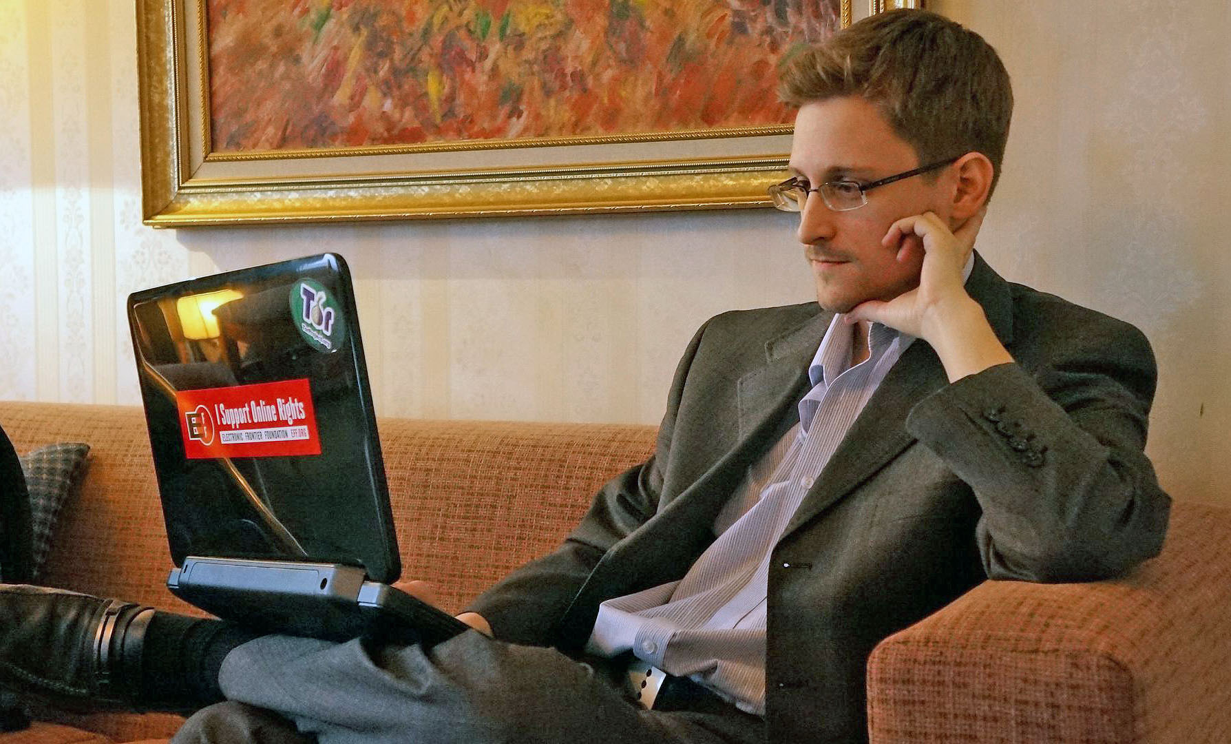 Snowden celebra el rechazo de la Justicia británica a extraditar a Assange a EEUU