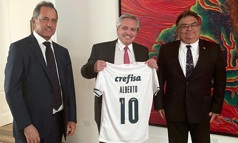 Scioli trajo a un funcionario de Bolsonaro con un regalo para Fernández