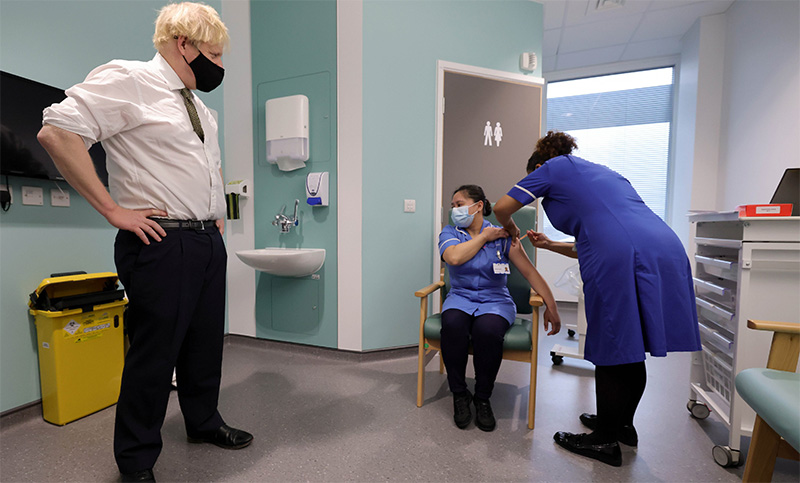 Cepa británica: expertos en salud desmintieron al primer ministro