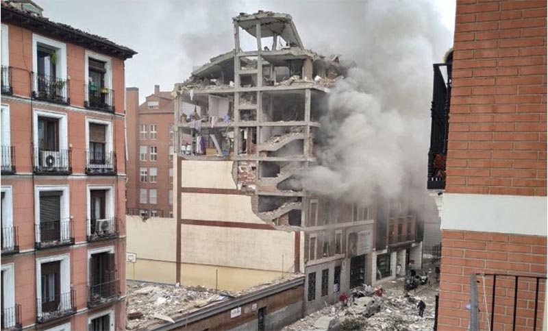 Al menos dos muertos en una fuerte explosión de gas en un edificio en el centro de Madrid