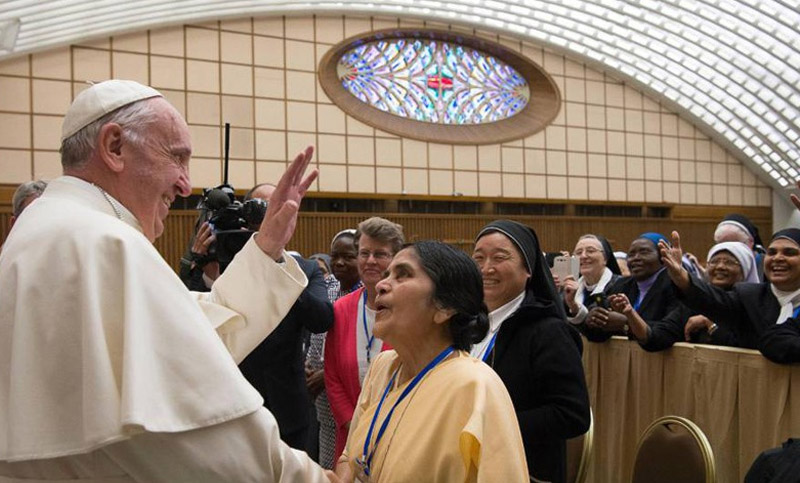 Francisco decretó a la participación de las mujeres en la misa