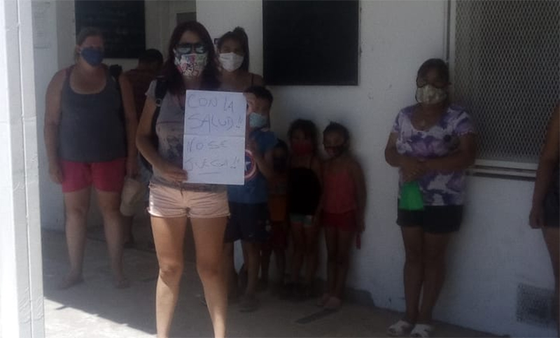 Vecinos se manifestaron contra el cierre del dispensario de Derqui y Donado