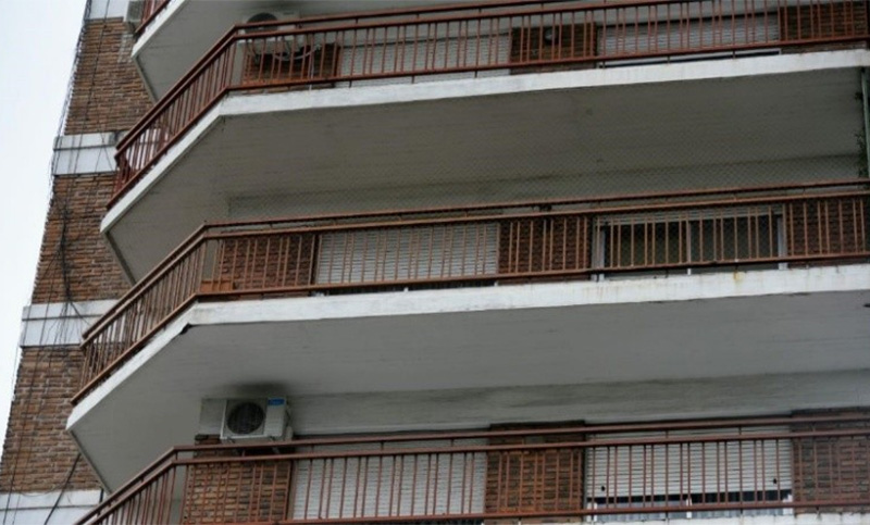 Entraron a un departamento de un tercer piso por el balcón y robaron medio millón de dólares