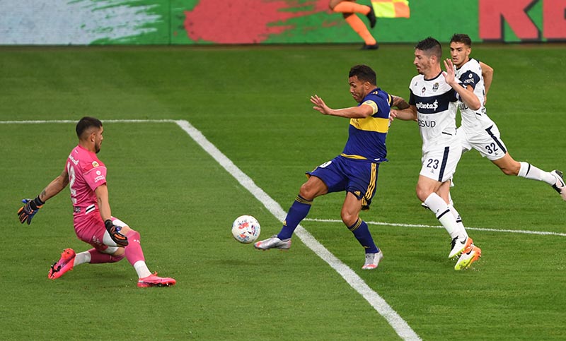Boca rescató un empate ante Gimnasia en el debut