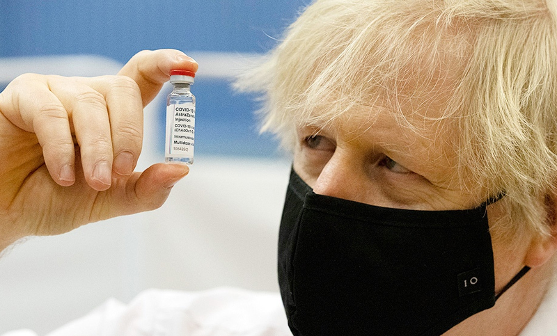 Boris Johnson promete vacunar a todos los adultos en Reino Unido antes de agosto
