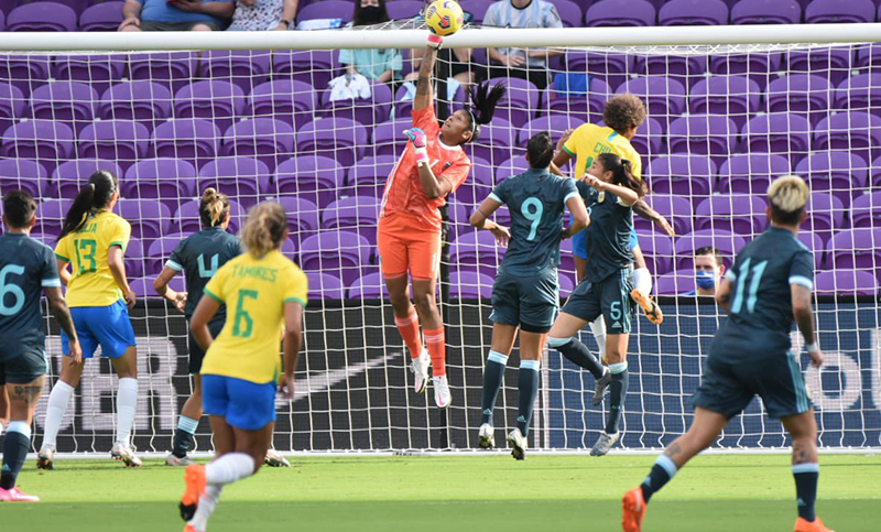 La selección femenina de Argentina perdió un amistoso con Brasil
