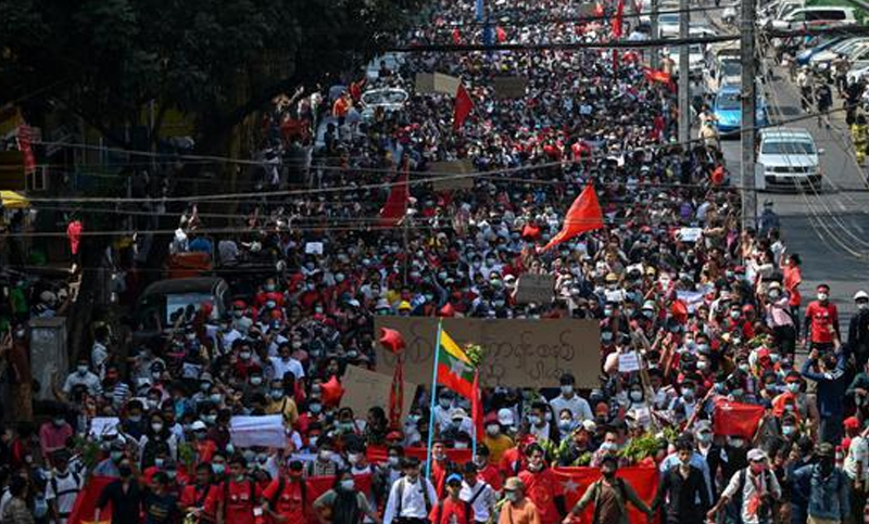 Decenas de miles de personas protestaron contra el golpe de Estado en Myanmar