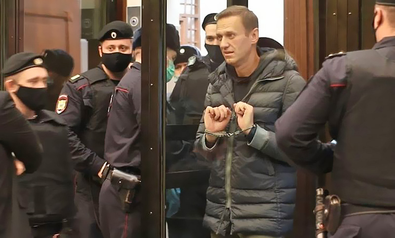 El líder opositor ruso Navalny enfrenta al tribunal que podría encarcelarlo durante años