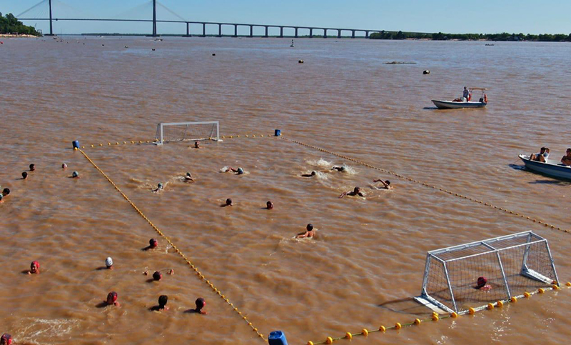 El waterpolo juvenil volvió a la actividad en el exitoso «Rosario Water Río»