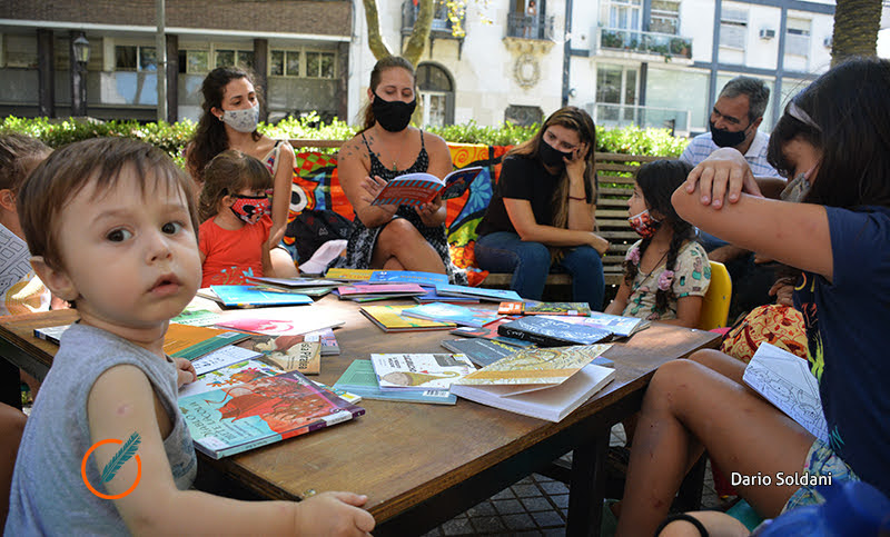 Jornada de lectura al aire libre para niños y niñas en Plaza Pringles