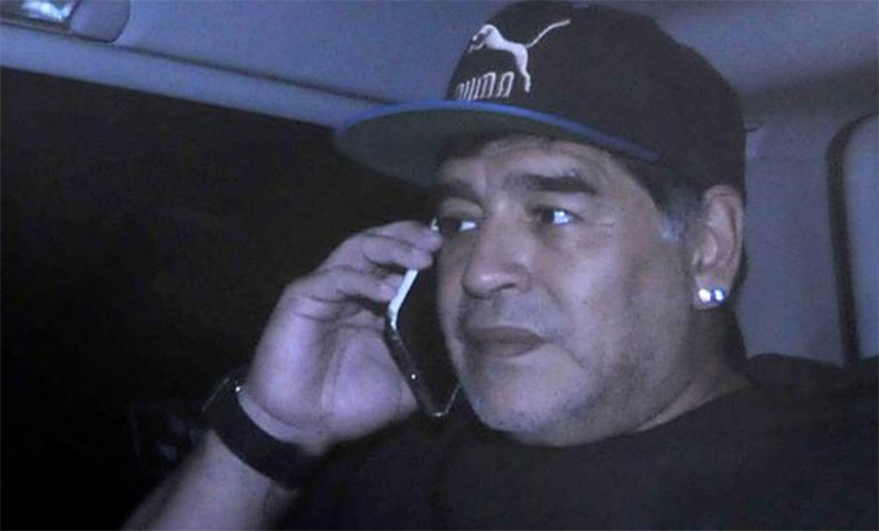 Comienzan a peritar los dos teléfonos celulares de Diego Maradona