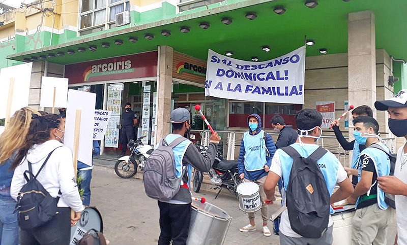 Trabajadores del supermercado Arco Iris de Arroyo Seco se movilizan por la aplicación del descanso dominical