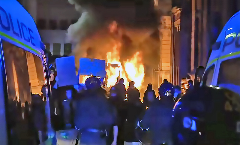 Doce policías heridos en violenta protesta por ley que restringe manifestaciones en el Reino Unido