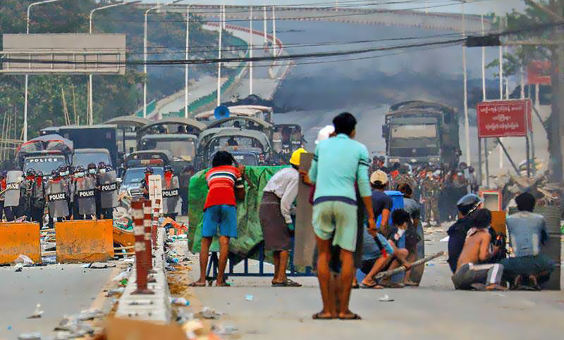Los habitantes de Yangón huyen de la represión que multiplica los muertos en Myanmar