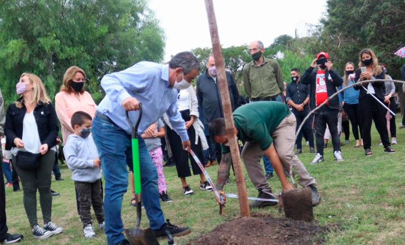 En homenaje a los desaparecidos plantaron árboles en el Bosque de la Memoria