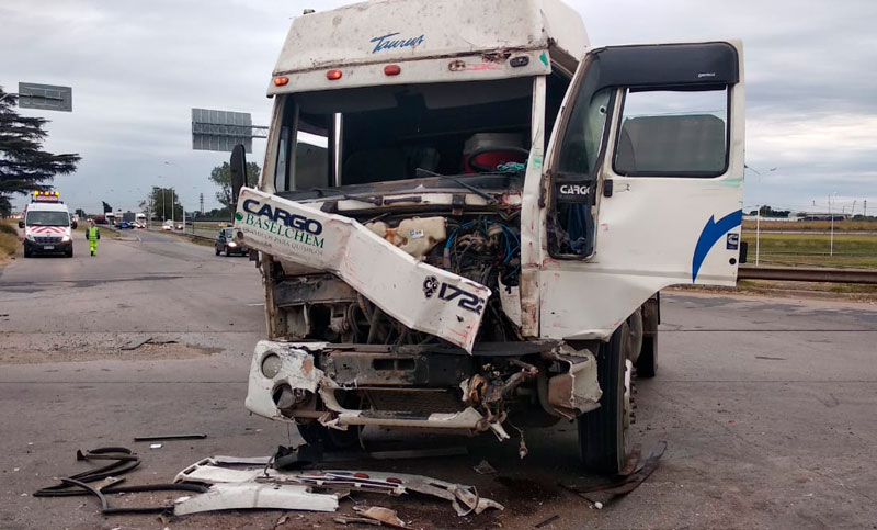 Violento choque entre dos camiones en Circunvalación y Uriburu
