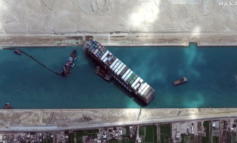 Llegaron más remolcadores al Canal de Suez, pero evalúan aliviar la carga del buque atascado