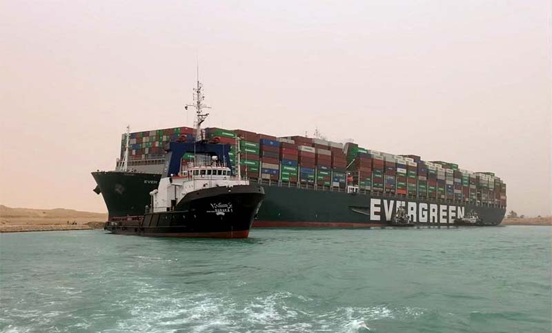 Lograron mover «un poco» el enorme carguero Ever Given encallado desde el martes en el canal de Suez
