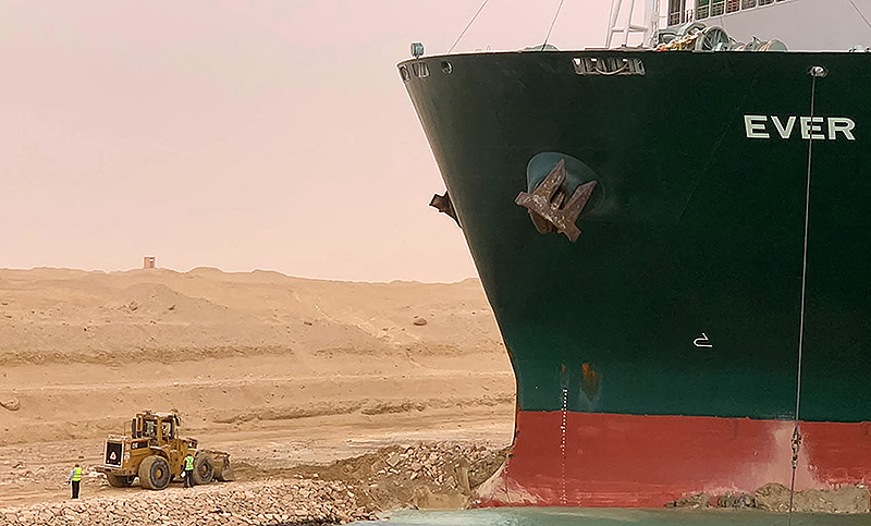 El barril de petróleo aumentó un 6 % a causa de un buque encallado en el canal de Suez
