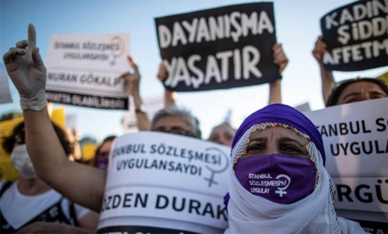 Mujeres protestan en Turquía porque el Gobierno se retiró del tratado contra la violencia de género