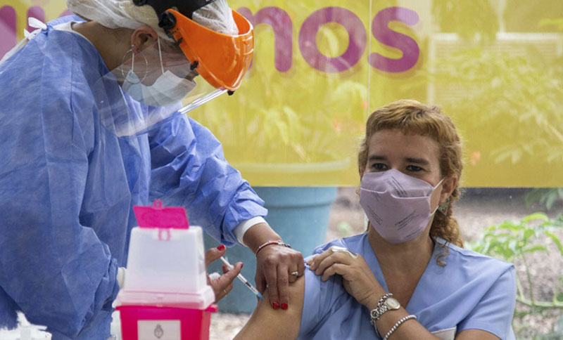 UTE denuncia «demoras y errores» en la jornada de vacunación a docentes porteños