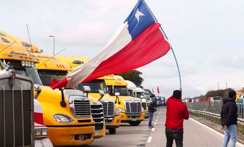 Camioneros chilenos bloquean Tierra del Fuego y se teme desabastecimiento
