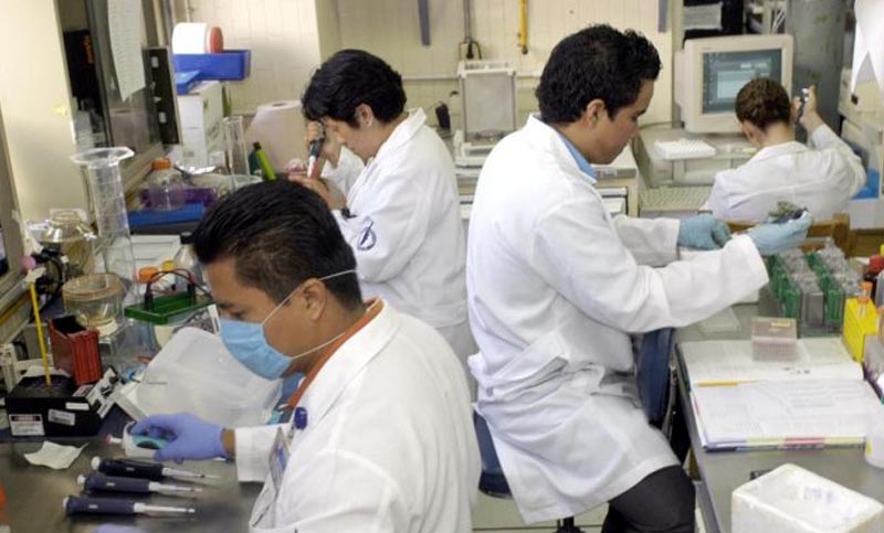 El Gobierno avanza en la posibilidad de producir en el país la vacuna cubana