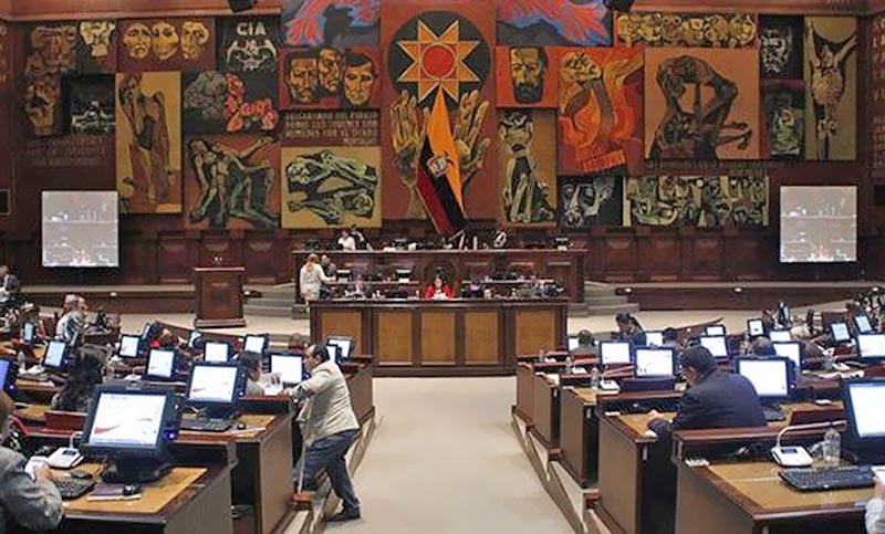 El Parlamento de Ecuador aprueba la ley sobre dolarización y el rol del Banco Central exigida por el FMI