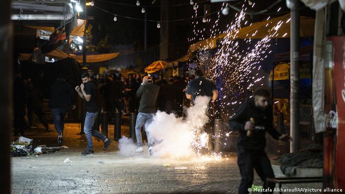 Más de 100 heridos en enfrentamientos entre judíos de extrema derecha y palestinos en Jerusalén