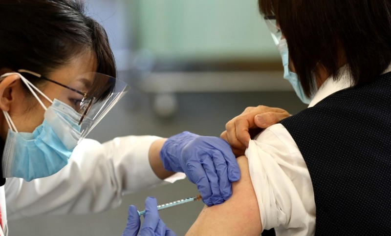Con su plan de inmunización retrasado, Japón pide más vacunas a Pfizer