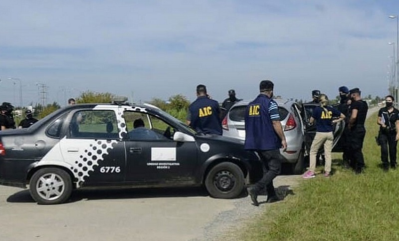 Macabro: encuentran un cuerpo maniatado dentro de un auto en cercanías del aeropuerto