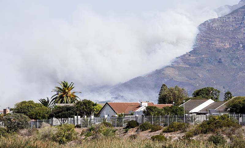 Fuerte incendio golpea a Ciudad del Cabo en Sudáfrica: evacuados y heridos