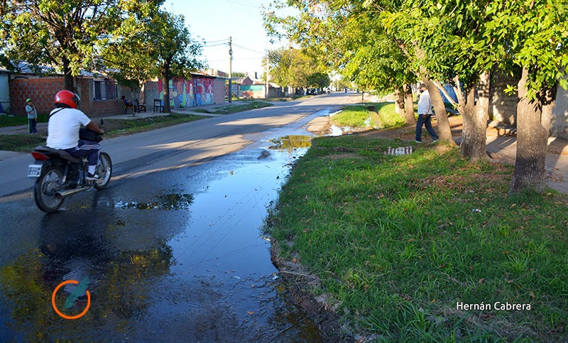 Sin servicio hace días, vecinos caminan diez cuadras para conseguir agua