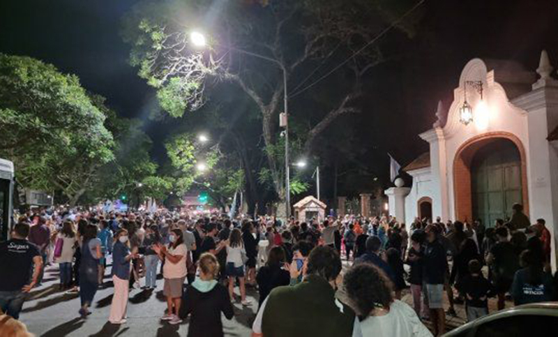 “Bocinazo” frente a la Quinta de Olivos en contra de las restricciones